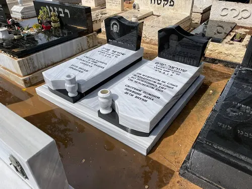 מצבה משפחתית עם תמונות הנפטרים - תמונה מספר 4812