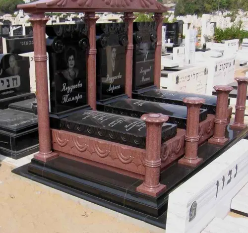 מצבה לשלושה עם תמונות הנפטרים - תמונה מספר 4828