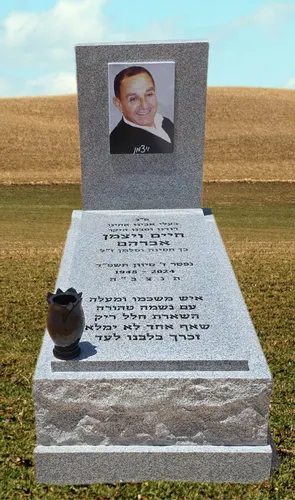 תמונת הנפטר על ניצב מצבה מגרניט אפור - תמונה מספר 4838
