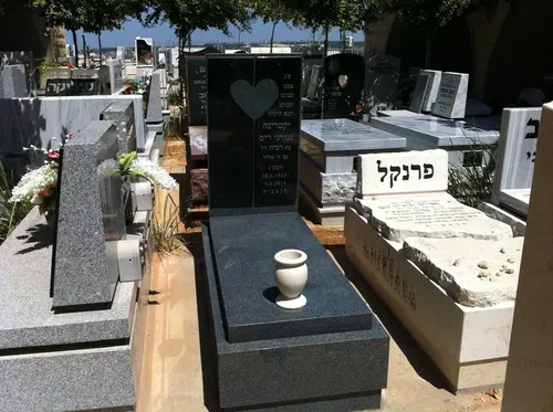 כד לבן על מצבה שחורה 5006