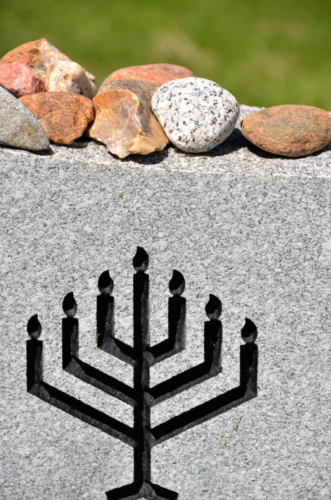 דוגמה - סמלים על מצבות