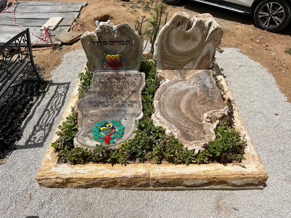 עיצוב ובניית מצבות קבורה - שיתוף פעולה בין אמנים מומחים