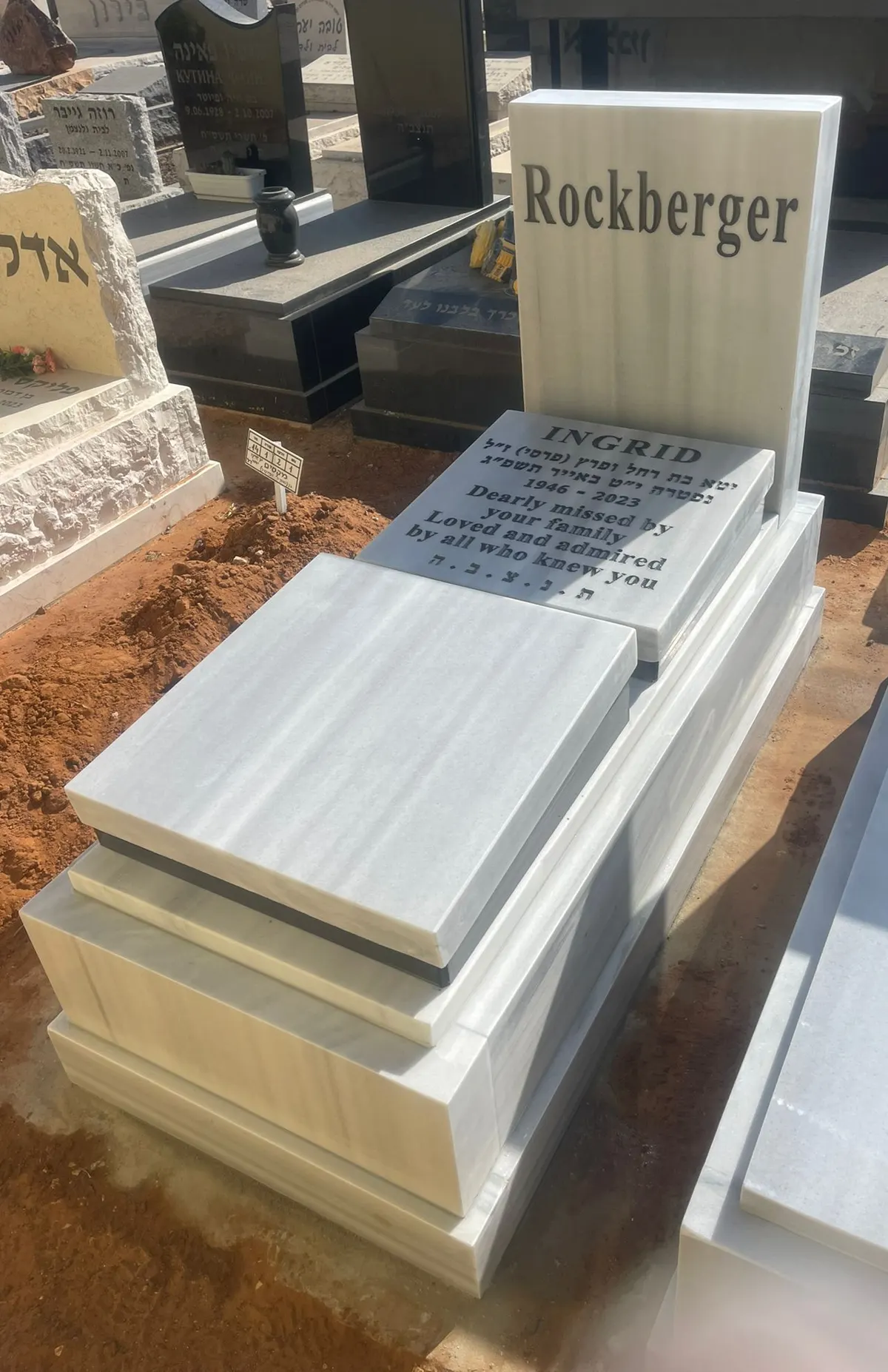 כיתוב על גבי מצבות בשפות שונות