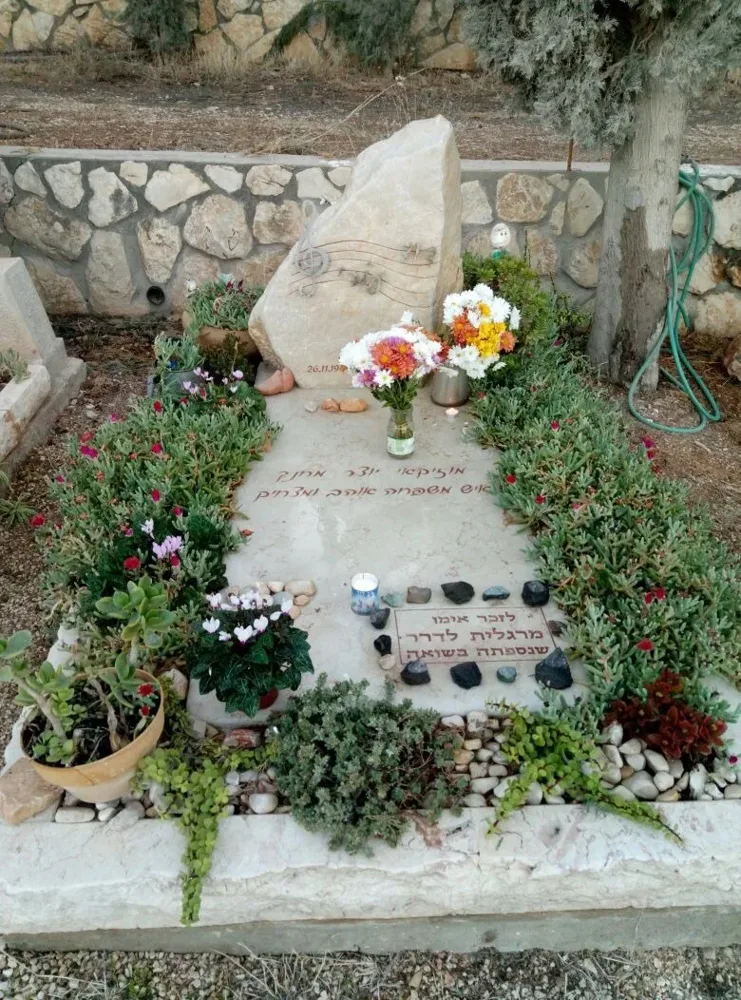 מצבה עם גינה - תמונה 2