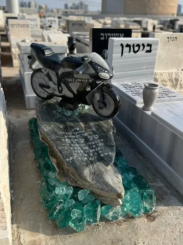 מצבות בודדות - תמונה 2