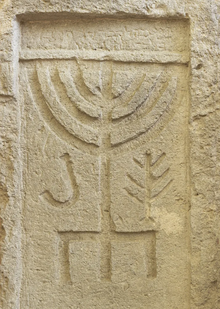 מצבות יהודיות: סמלים של זיכרון והנצחה