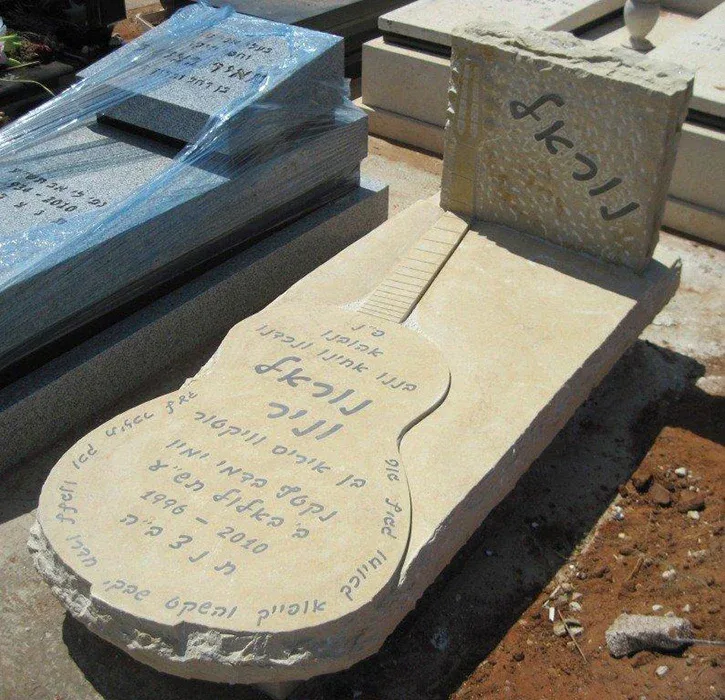 מנגינה נצחית: מצבות קבורה בצורת גיטרה