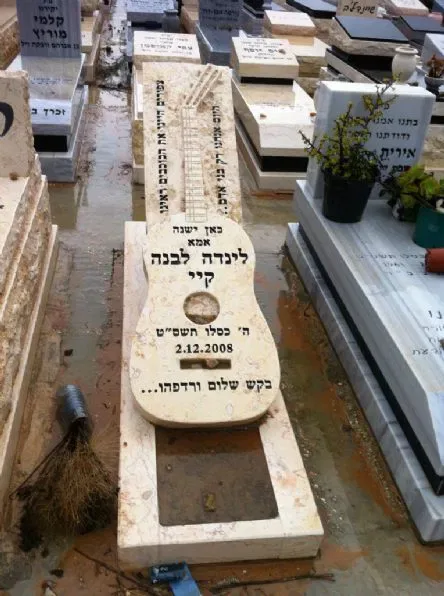מנגינה נצחית: מצבות קבורה בצורת גיטרה