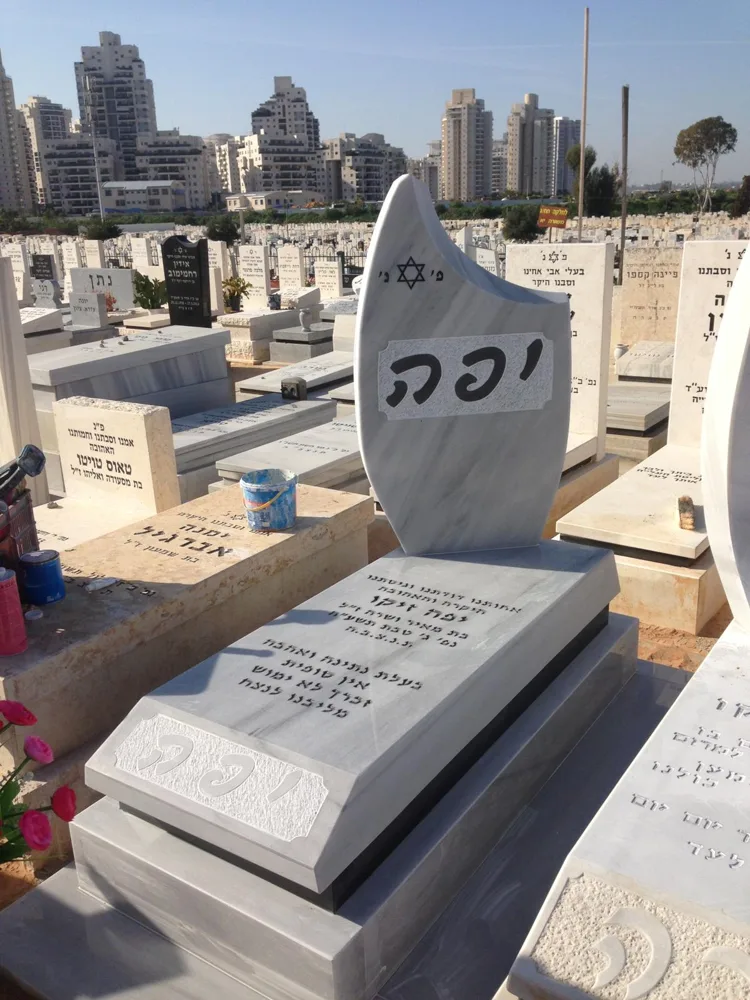 חידוש מצבה פגומה כחלק ממבצע השיפוץ
